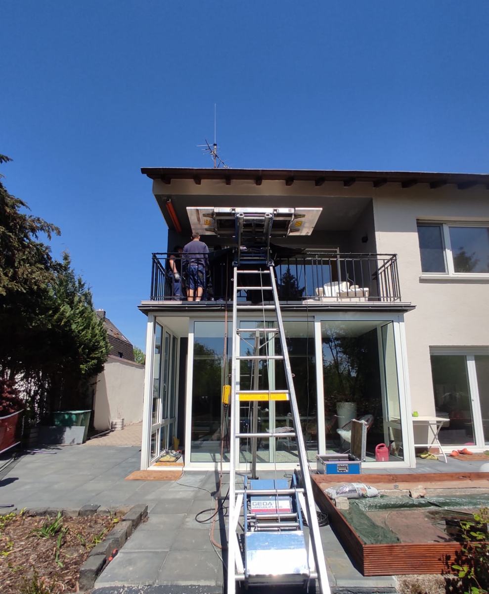 GEDA platform lift working at a roof terrace